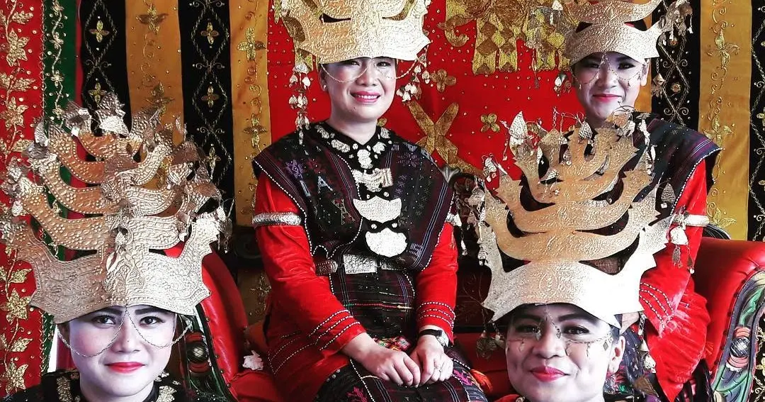 10 Inspirasi Foto Pengantin Adat Karo yang Memesona