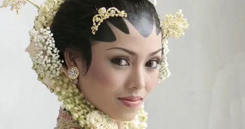 11 Ide Foto Pengantin Adat Solo yang Akan Membuat Pernikahanmu Tak Terlupakan