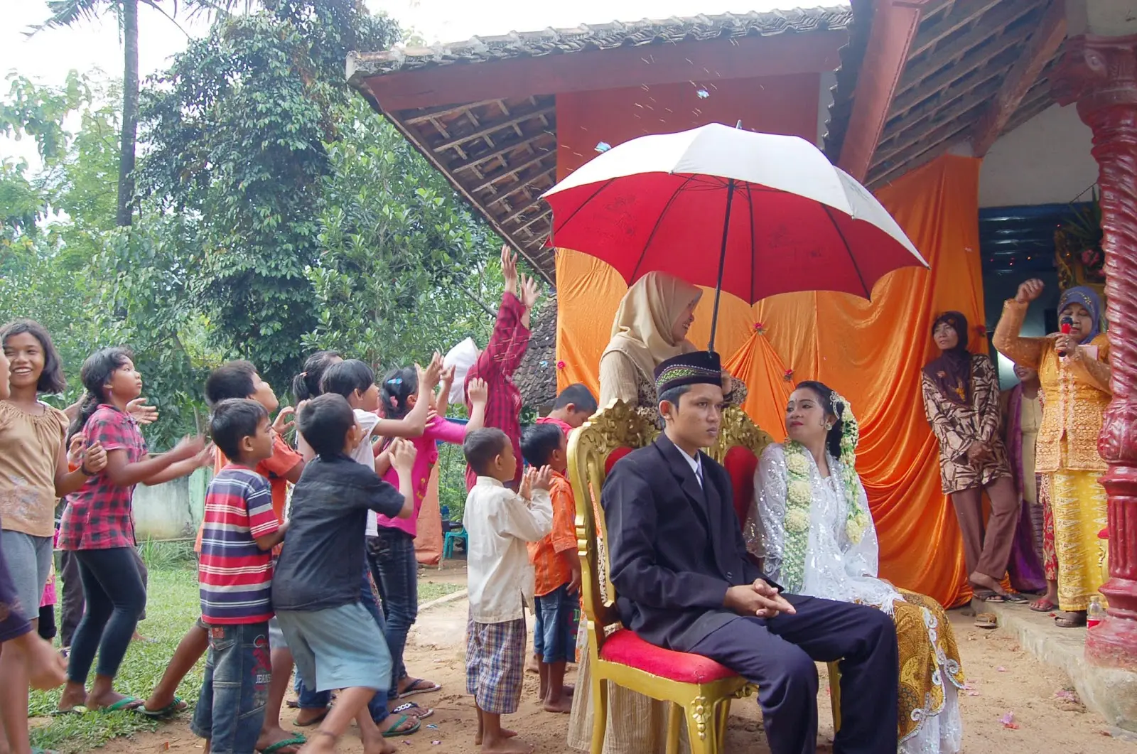 Foto Pengantin Adat Sunda: Tradisi Perkawinan yang Megah dan Elegan