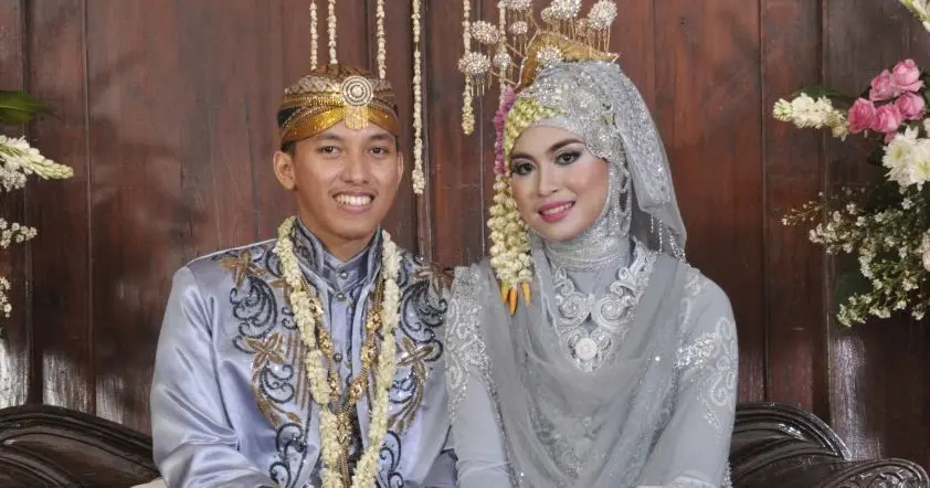 Cantik dan Memesona! Inspirasi Foto Pengantin Jawa Berhijab