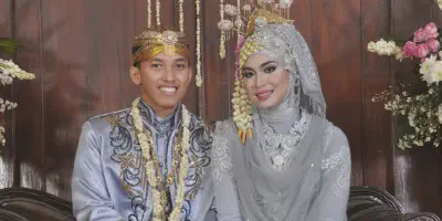 Cantik dan Memesona! Inspirasi Foto Pengantin Jawa Berhijab