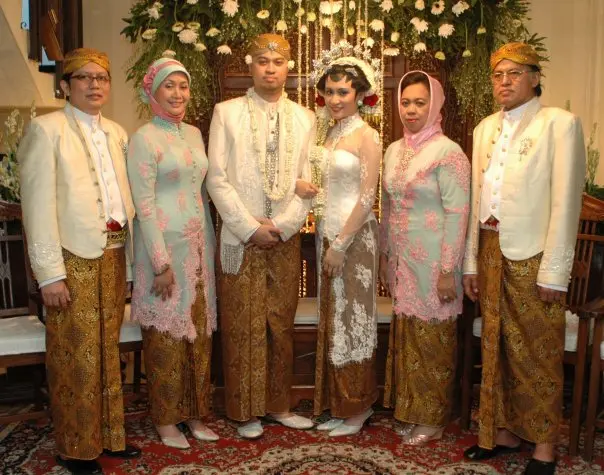 8 Pilihan Gamis Keluarga Pengantin yang Memukau di Hari Bahagia