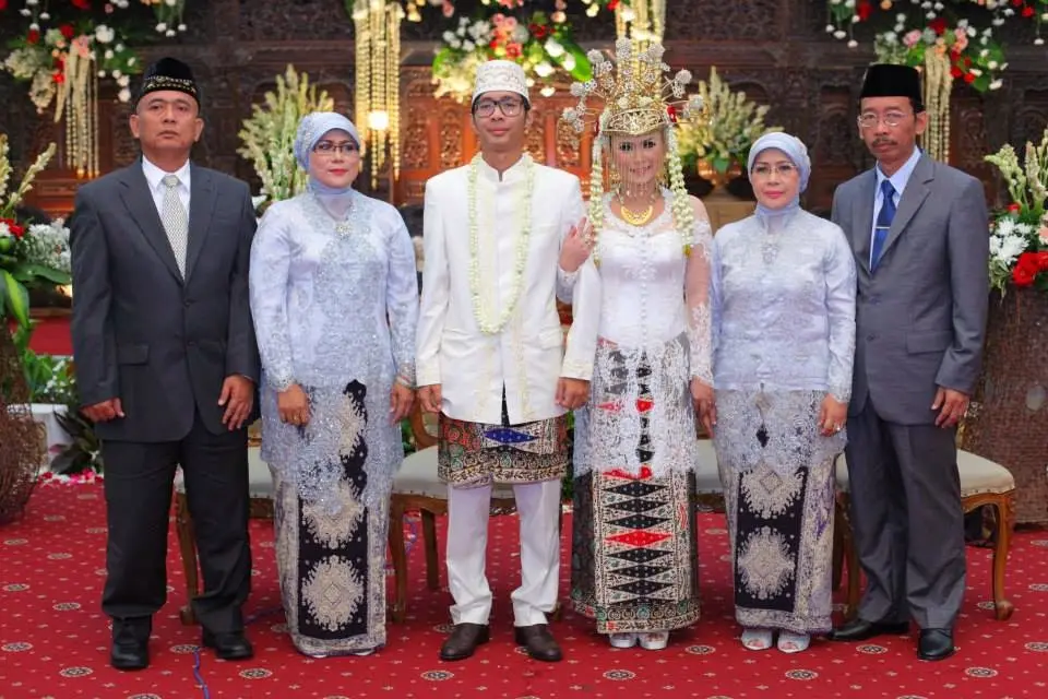 14 Model Gamis Orang Tua Pengantin Tercantik dan Terbaru untuk Semua Acara