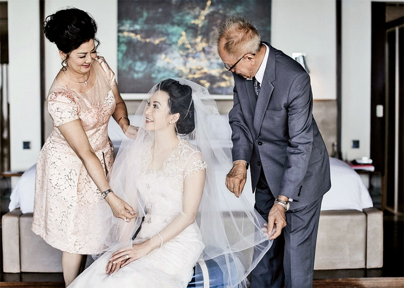 9 Ide Gaun Orang Tua Pengantin Modern untuk Tampil Menawan di Acara Pernikahan