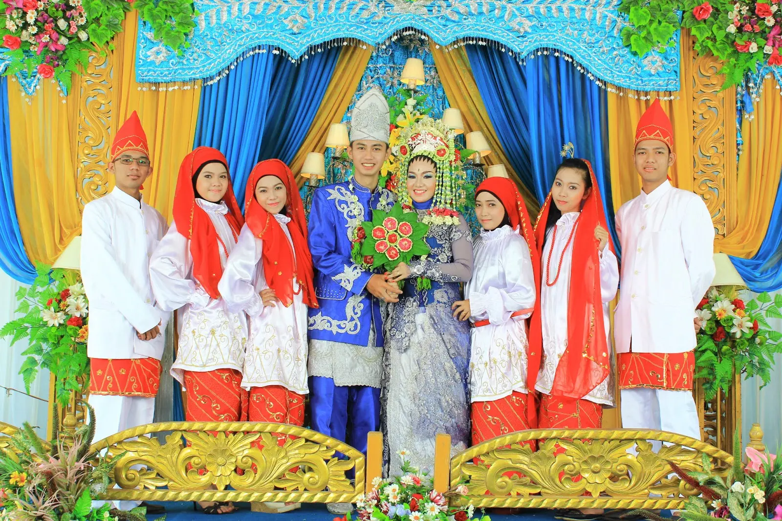 8 Gaun Pengantin Adat yang Membawa Makna Mendalam untuk Pernikahanmu