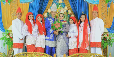 8 Gaun Pengantin Adat yang Membawa Makna Mendalam untuk Pernikahanmu