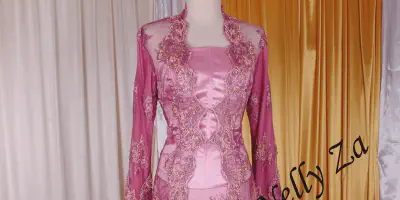 10 Inspirasi Gaun Pengantin Dusty Pink yang Unik dan Memukau