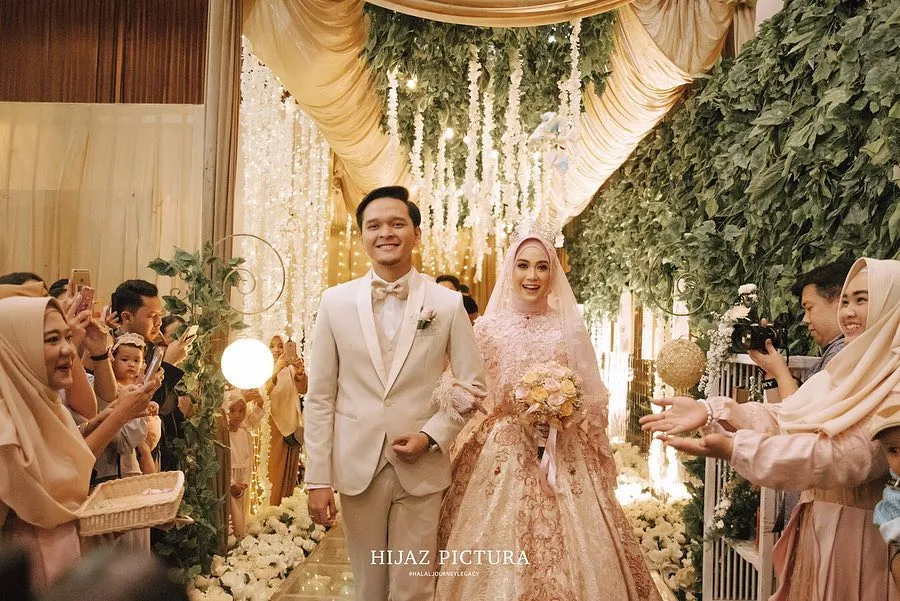 8 Contoh Gaun Pengantin Hijab Terbaru yang Cocok untuk Pernikahanmu