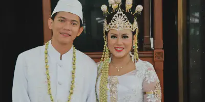 7 Gaun Pengantin Khas Sunda yang Elegan dan Memukau