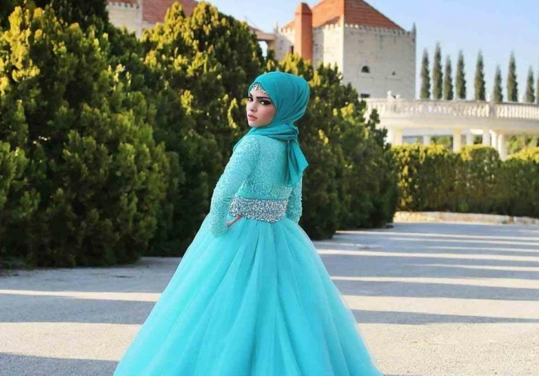 10 Inspirasi Model Gaun Pengantin Modern Warna Biru yang Memukau