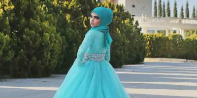 10 Inspirasi Model Gaun Pengantin Modern Warna Biru yang Memukau