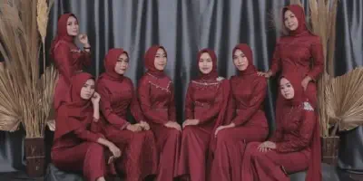 Keseruan Memakai Gaun Pengantin Muslimah Warna Merah Marun