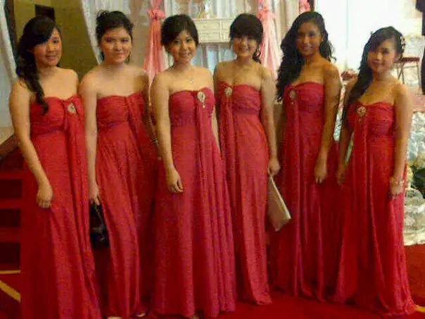 Meriahnya Pernikahan dengan Gaun Pengantin Muslimah Berwarna Merah