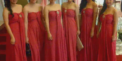 Meriahnya Pernikahan dengan Gaun Pengantin Muslimah Berwarna Merah