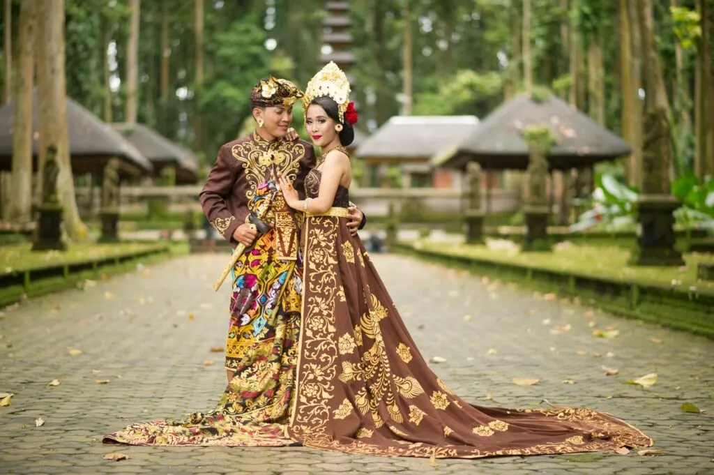 Inspirasi Gaun Pengantin Pink: Warna yang Selalu Romantis dan Elegan!