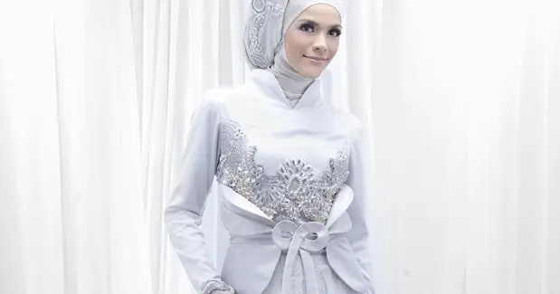 8 Desain Gaun Pengantin Sederhana Berhijab yang Menawan Perhatian