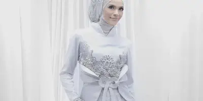 8 Desain Gaun Pengantin Sederhana Berhijab yang Menawan Perhatian