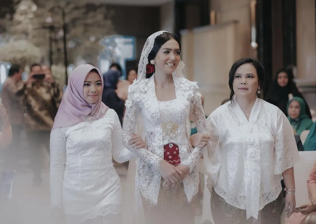 Ingin Tampil Sederhana di Pernikahan? Pilih Gaun Pengantin Simple Hijab