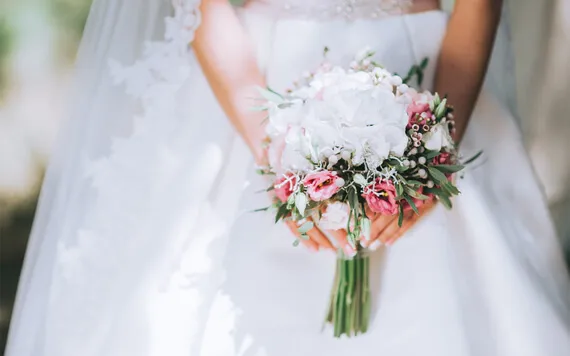 15 Inspirasi Gaun Pengantin Warna Biru Dongker yang Elegan dan Memukau