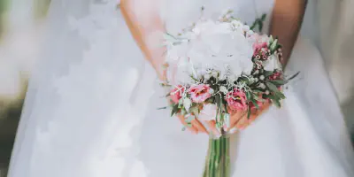 15 Inspirasi Gaun Pengantin Warna Biru Dongker yang Elegan dan Memukau