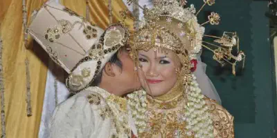 7 Inspirasi Gaun Pernikahan Bercadar yang Memukau Mata