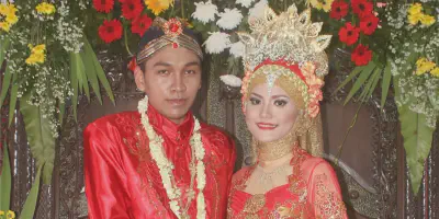 Gaya Gaun Pernikahan Jawa yang Berbeda dan Elegan