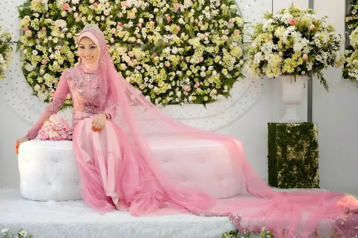 60+ Inspirasi Gaun Pernikahan Muslimah Terbaru 2021