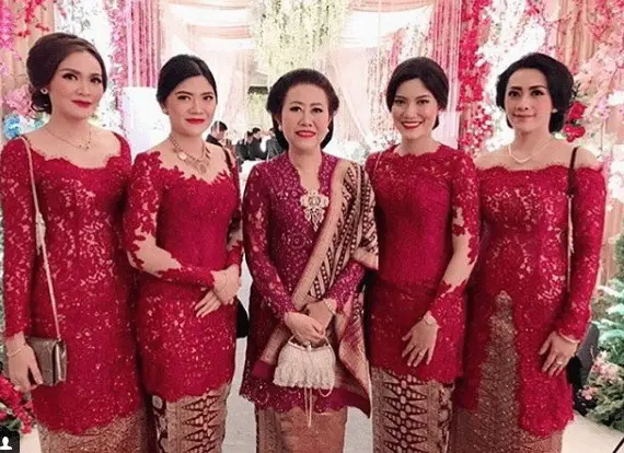 Gaun Pesta Keluarga Pengantin: Tips Memilih Busana Terbaik untuk Momen Spesial Anda