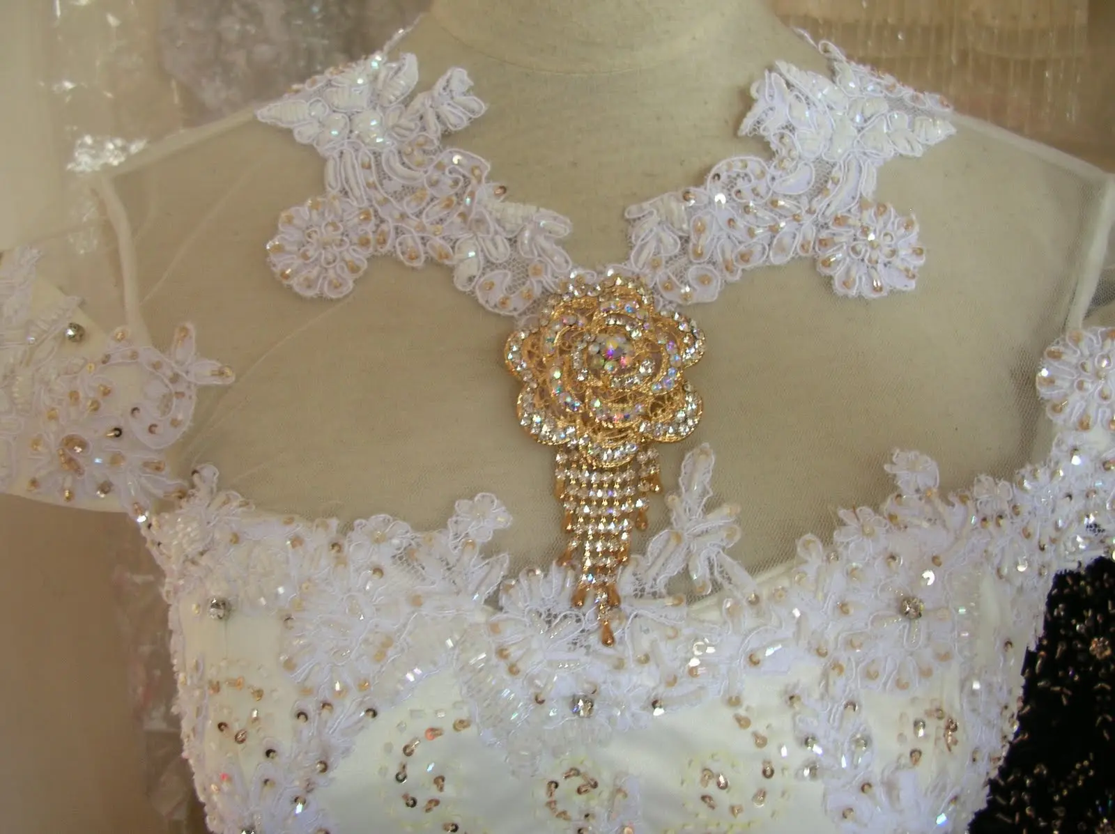 25 Inspirasi Gaun Pesta Pengantin Modern untuk Menambah Pesona pada Hari Bahagiamu