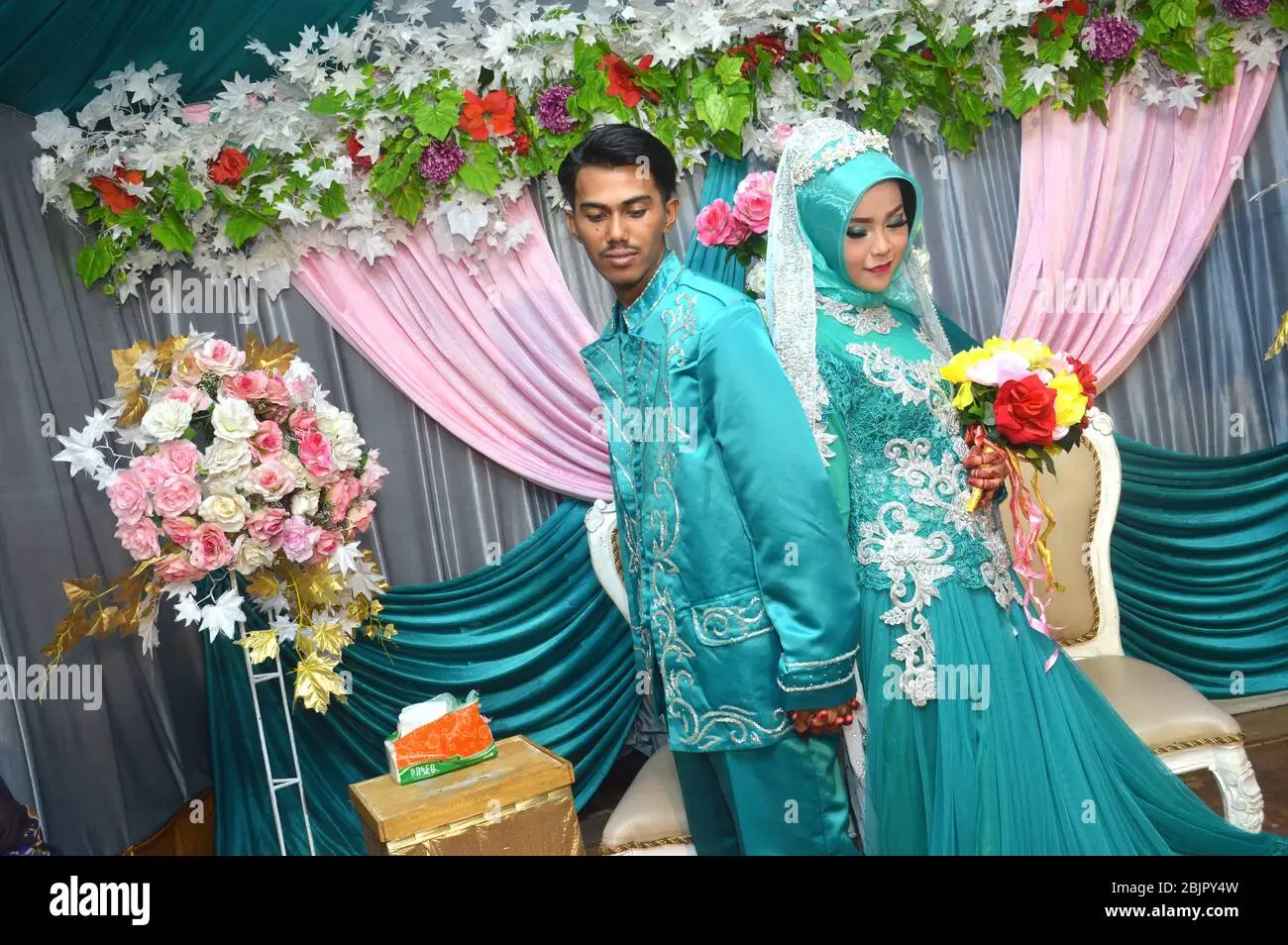 21 Gaun Wedding Hijab Terbaru untuk Menambahkan Sentuhan Elegan pada Pernikahan Anda