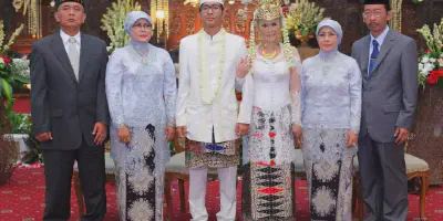 Kebaya Brokat Orang Tua Pengantin: Gaun Tradisional yang Memukau