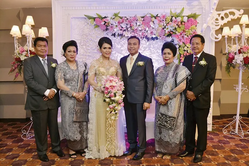 7 Kebaya Ibu Pengantin Terbaik untuk Menemani Pernikahan Anakmu