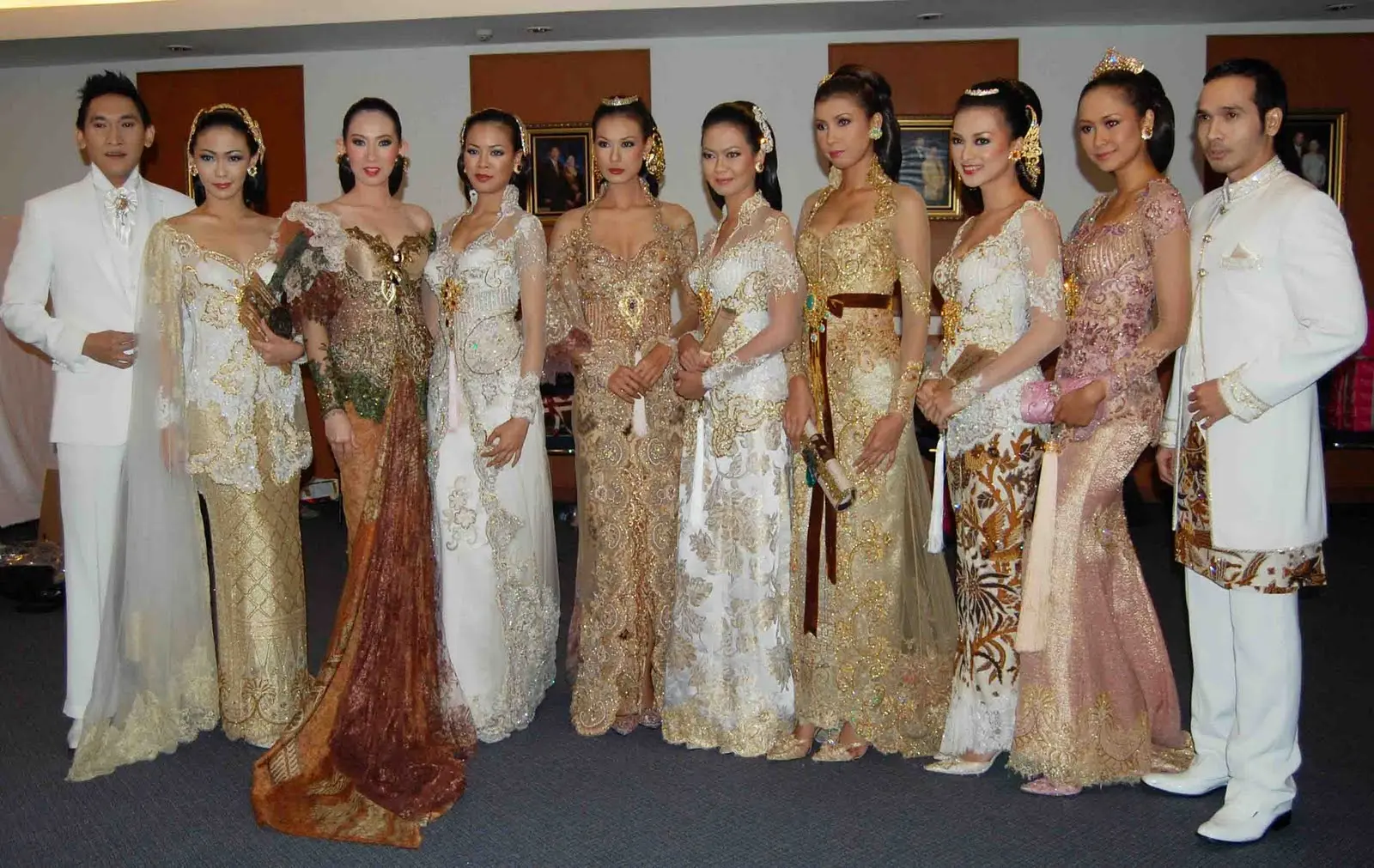 15 Model Kebaya Ijab Kabul Modern yang Bisa Kamu Contek untuk Menjaga Penampilanmu Tetap Elegan pada Acara Pernikahan