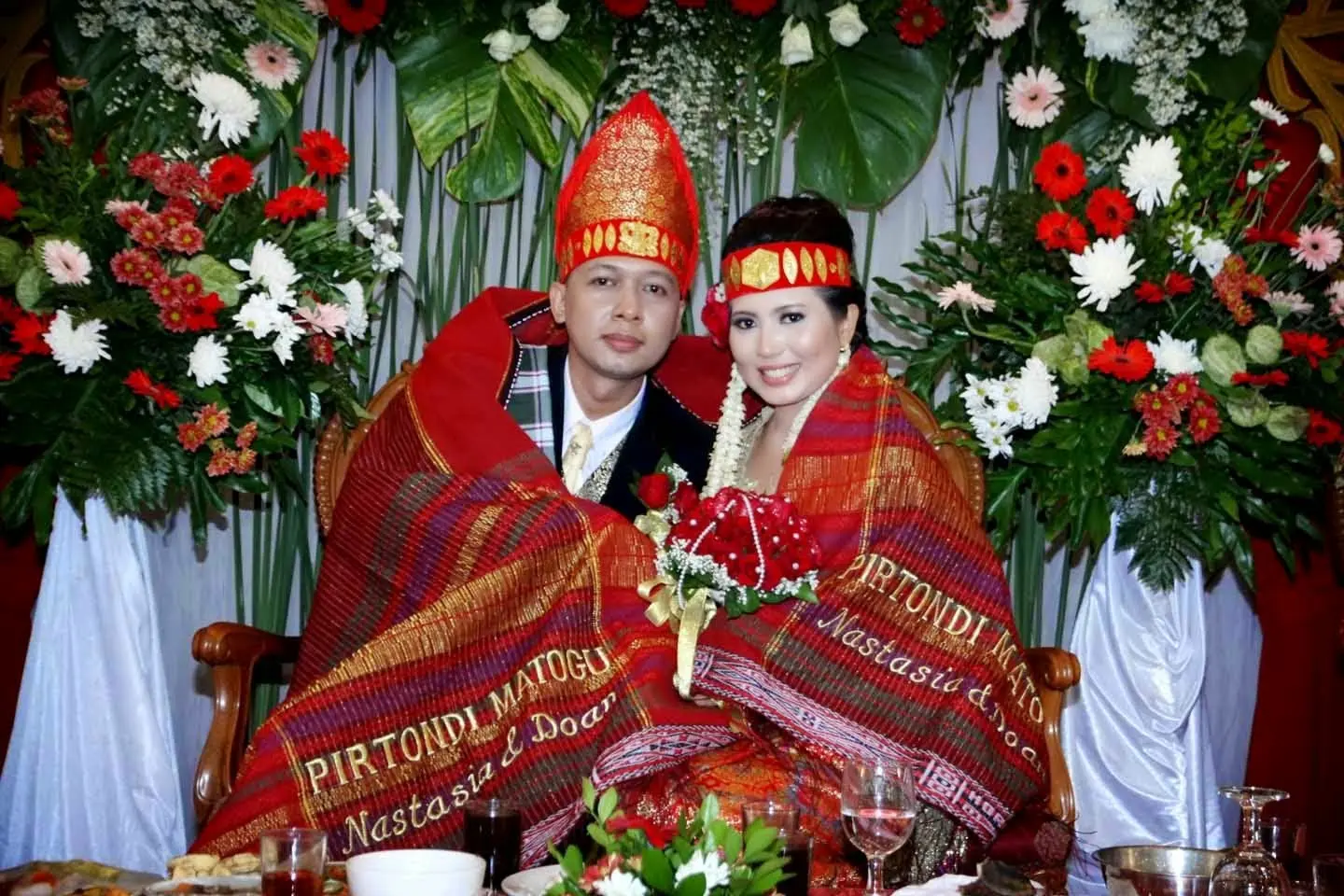 7 Inspirasi Kebaya Nikah Adat Batak Super Elegan! (2021)