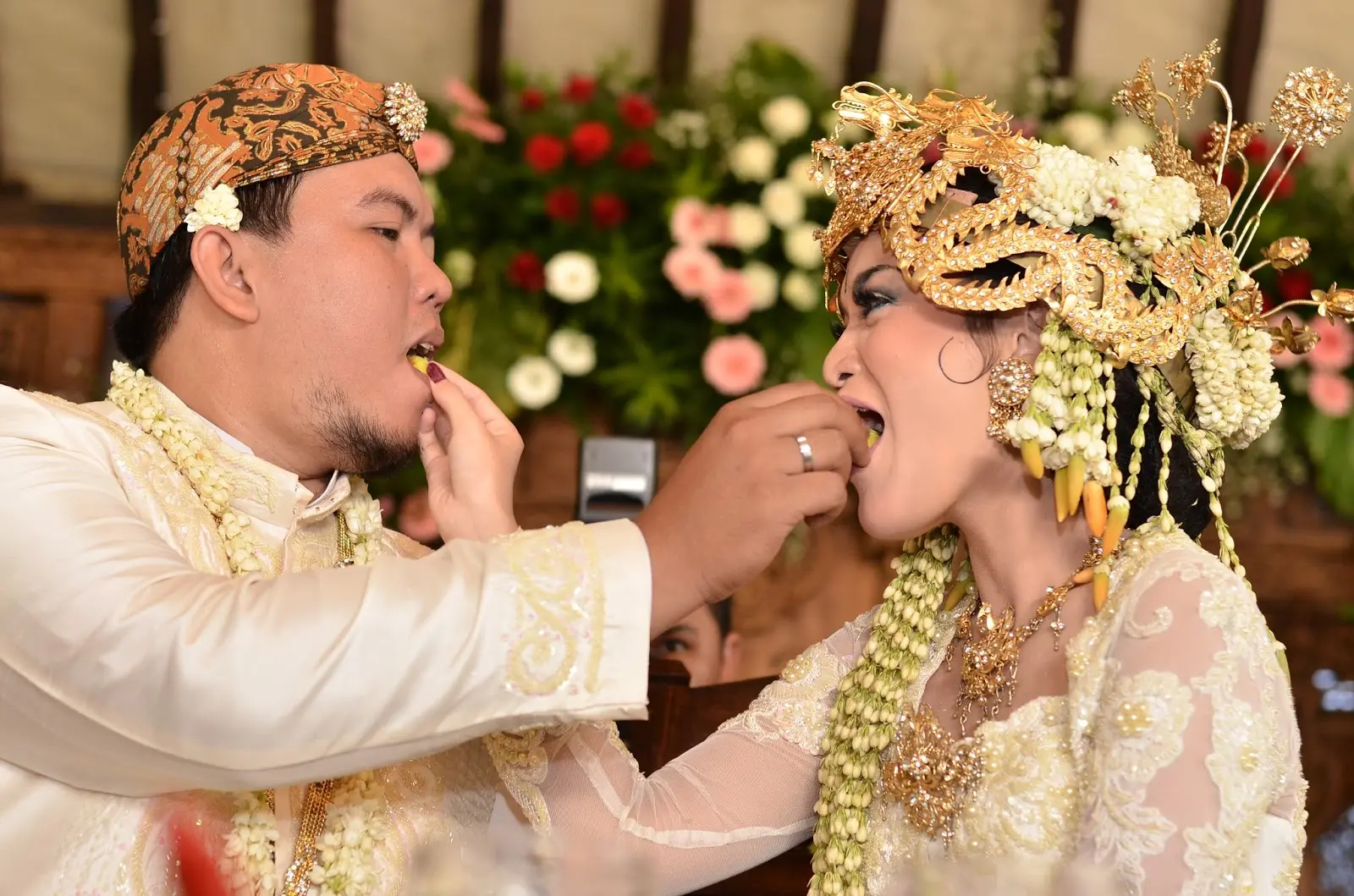 Kebaya Nikah Adat Sunda: Menjadi Pesona Pengantin Tradisional yang Elegan