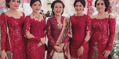 Kebaya Orang Tua Pendamping Pengantin: Menemukan Gaya yang Cocok untuk Pesta Pernikahan Anak Anda