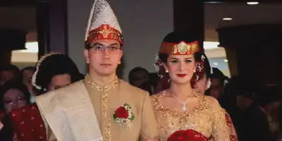 5 Ide Unik Memakai Kebaya Pengantin Batak Toba