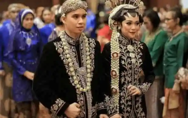 Kebaya Pengantin Jawa Tengah: Memukau dengan Kekayaan Budaya Lokal