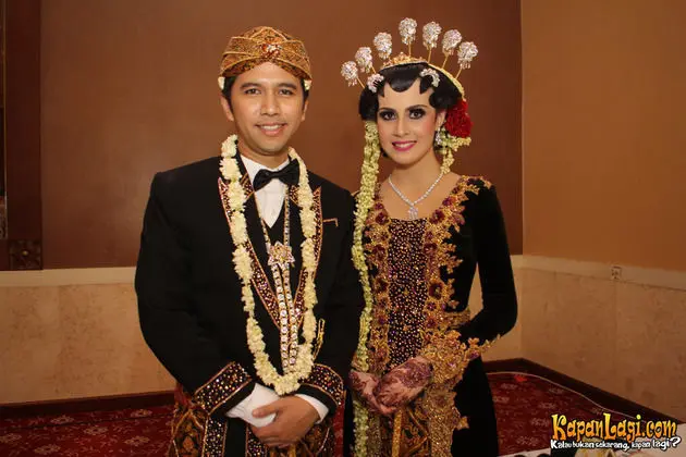 Kebaya Pernikahan Adat Jawa: Simbol Budaya yang Berharga