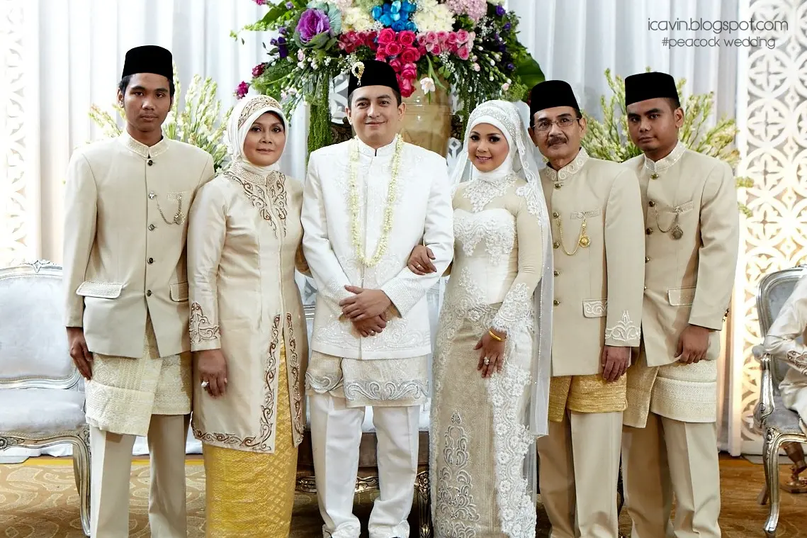 10 Desain Kebaya untuk Keluarga Pengantin yang Wajib Dikenakan