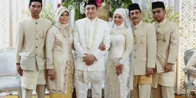 10 Desain Kebaya untuk Keluarga Pengantin yang Wajib Dikenakan