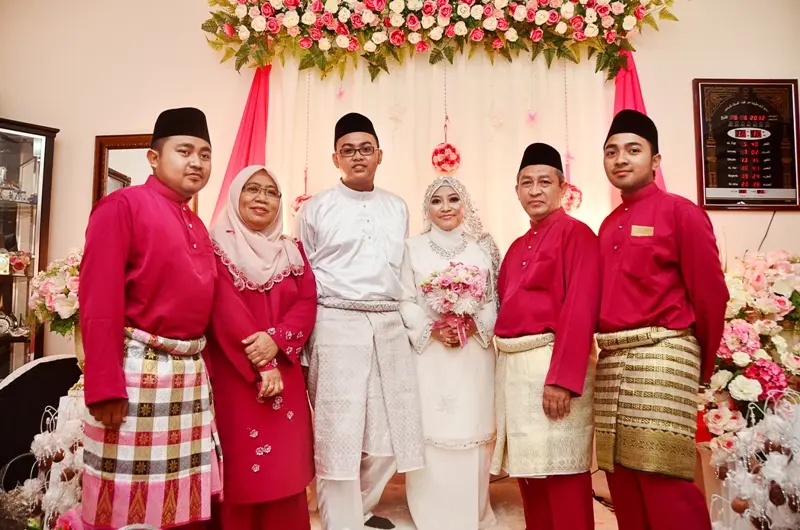 20+ Model Baju Keluarga Pengantin Terbaru yang Bisa Kamu Jadikan Inspirasi