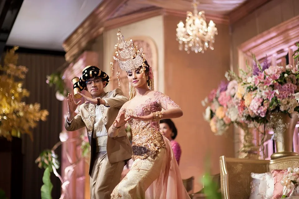 10 Model Baju Pengantin Batak Toba Terbaru yang Menawan!