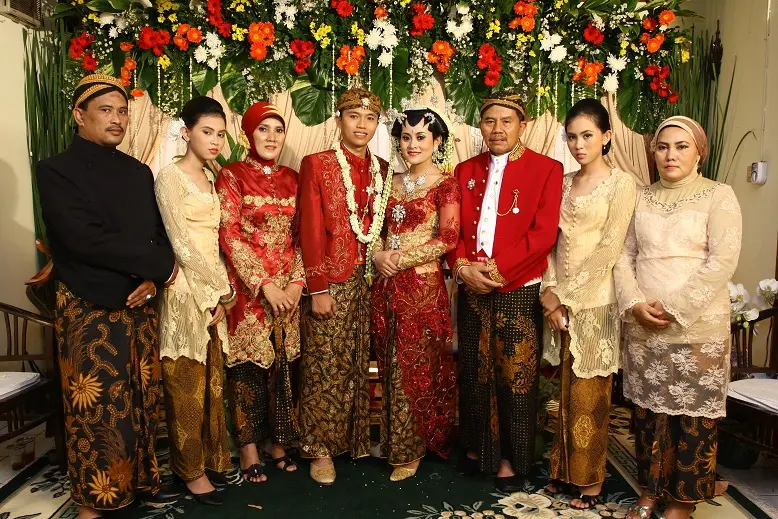 10 Model Baju untuk Keluarga Pengantin yang Cocok Dikenakan pada Acara Pernikahan