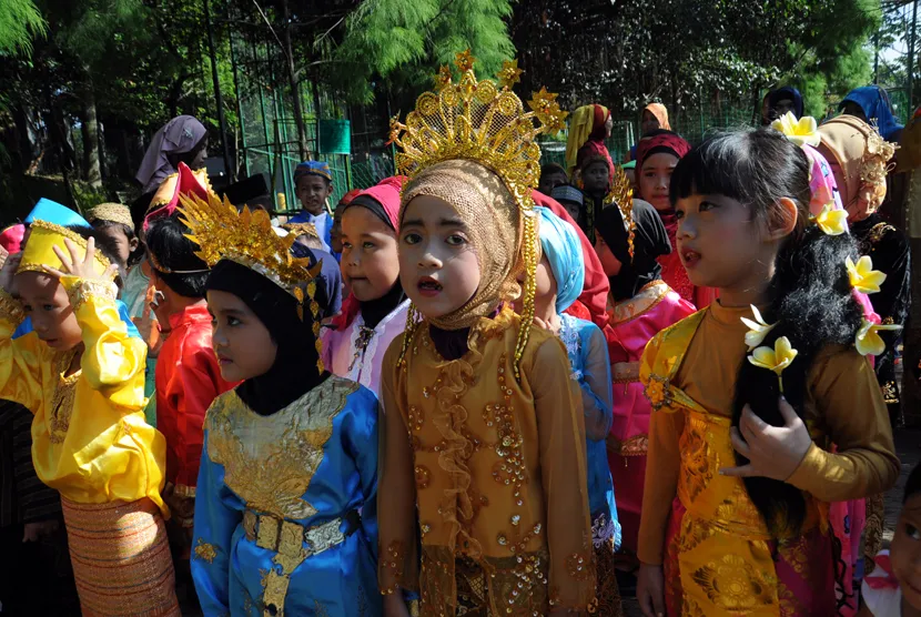 Perpaduan Cantik dan Elegan dalam Pakaian Adat Jawa Berhijab