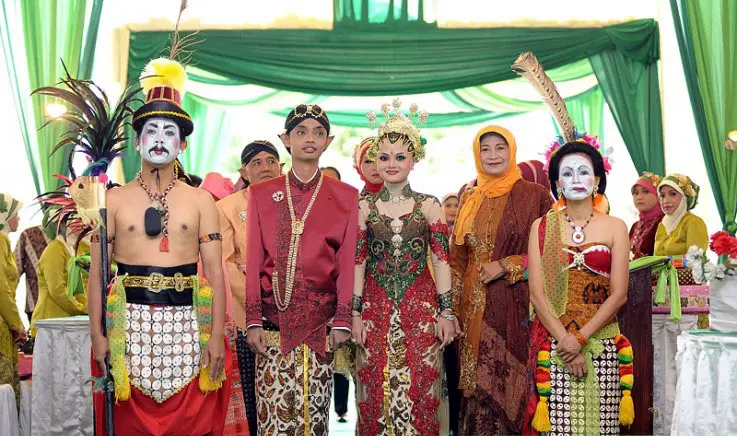 Pakaian Adat Pernikahan Jawa: Kebaya, Sasirangan, dan Tradisi Unik dalam Ulang Tahun Pernikahan