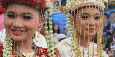 Pakaian Nikah Adat Betawi: Kebaya Encim & Baju Batik Pesisir
