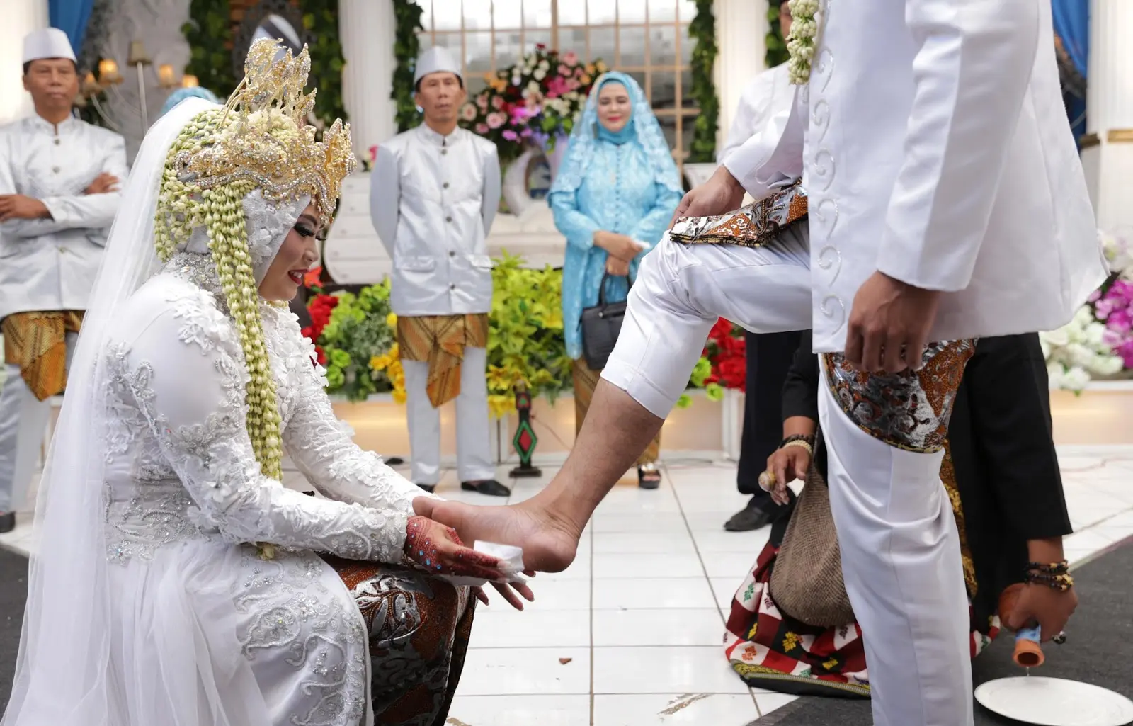 10 Inspirasi Pakaian Nikah Adat Melayu Yang Elegan dan Modern