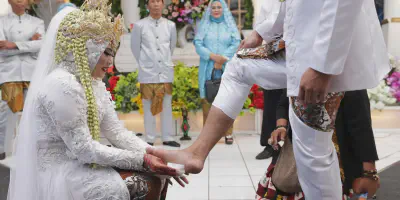 10 Inspirasi Pakaian Nikah Adat Melayu Yang Elegan dan Modern