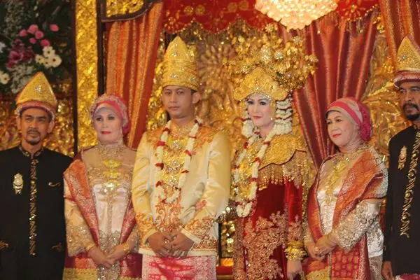 7 Pakaian Nikah Adat Palembang yang Cantik dan Elegan